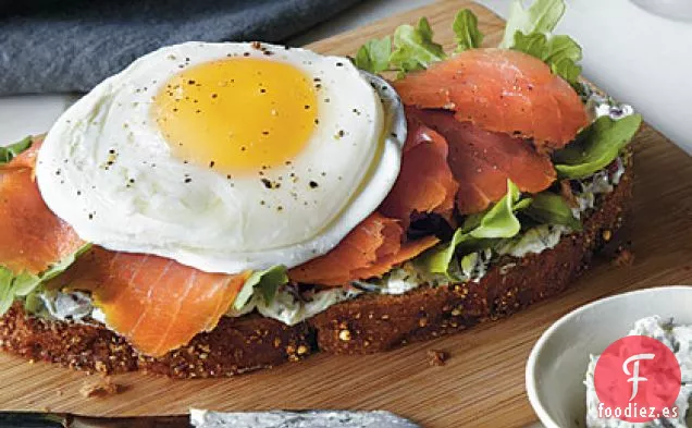 Sándwich de Salmón Ahumado y Huevo