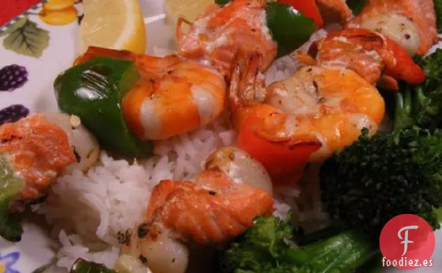 Brochetas Griegas de Salmón y Mariscos