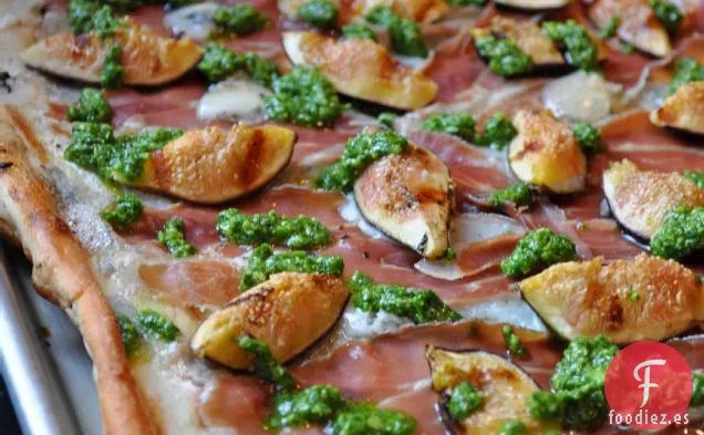 Pizza A La Parrilla Con Higos, Jamón, Gorgonzola Y Pesto De Rúcula