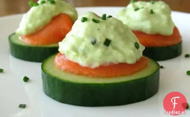 Rodajas de Pepino Con Salmón Ahumado y Crema de Aguacate