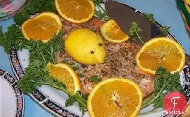 Salmón chamuscado Con Uvas en un Lecho de Verduras