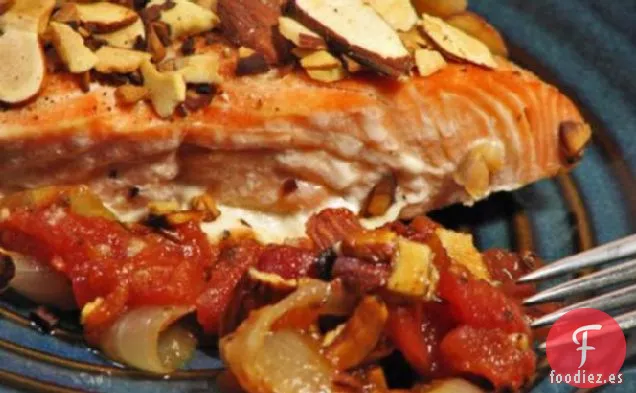 Salmón Con Almendras y Salsa de Tomate y Limón
