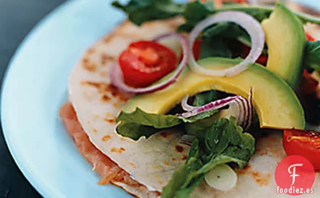 Quesadillas de Salmón Ahumado con Tomates Calientes y Rúcula