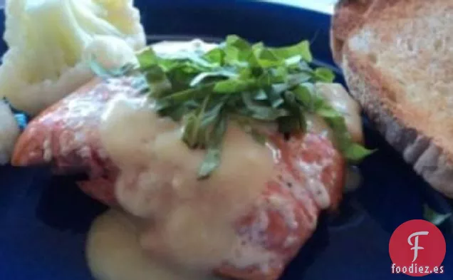 Salmón a la Parrilla Con Albahaca y Salsa Holandesa