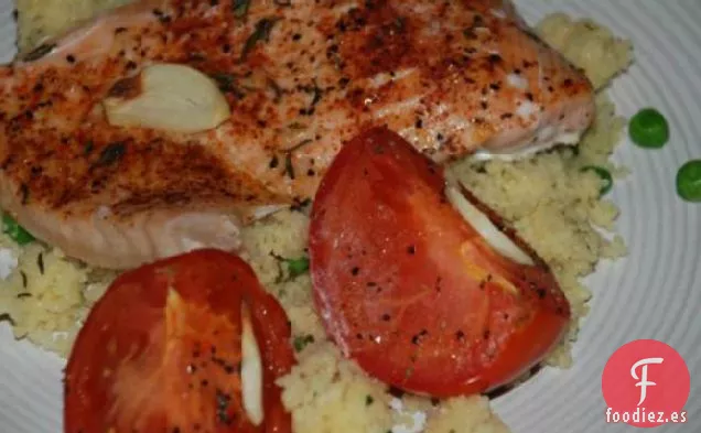 Salmón a la Parrilla con Ajo y Tomates