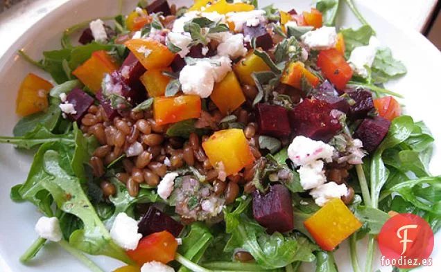 Ensalada De Remolacha Asada Con Bayas De Trigo, Rúcula Y Queso Feta