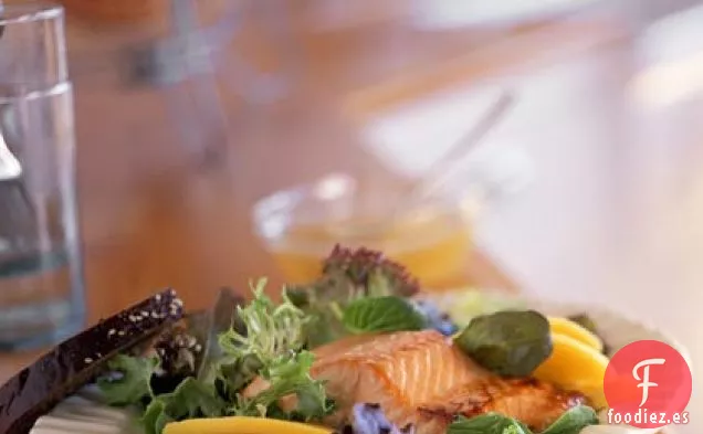 Salmón sobre Verduras con Aderezo de Lima y Jengibre