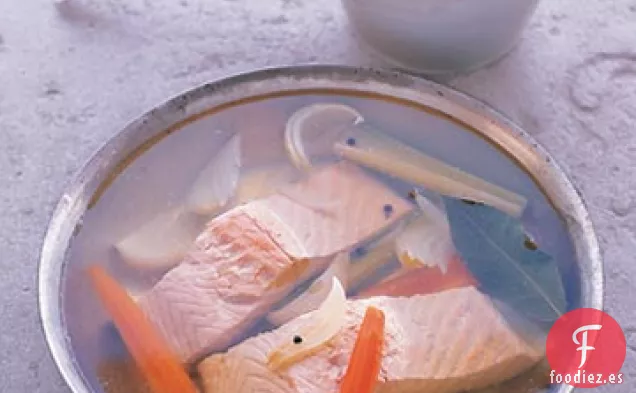Salmón Escalfado con Salsa de Remolacha