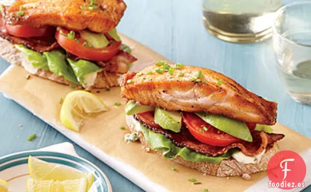 BLTs de Salmón y Aguacate de Cara Abierta