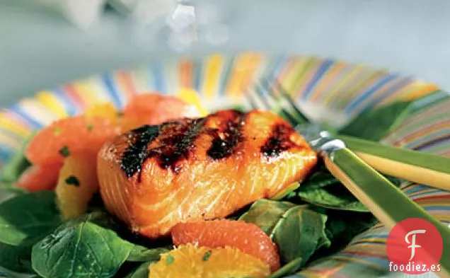 Ensalada De Salmón Con Miel Sobre Cítricos Acuñados