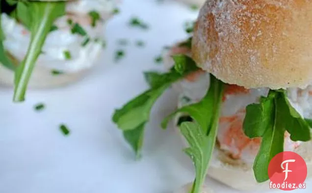 Rollos De Camarones Con Mayonesa De Cebollino De Limón y Rúcula