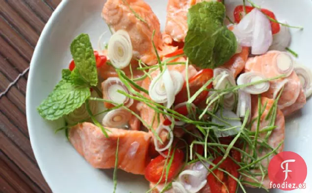 Ensalada Tailandesa de Salmón a Base de Hierbas (Phla Pla Salmon)