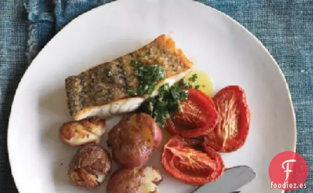 Pescado Chamuscado con Patatas Crujientes y Salsa Verde