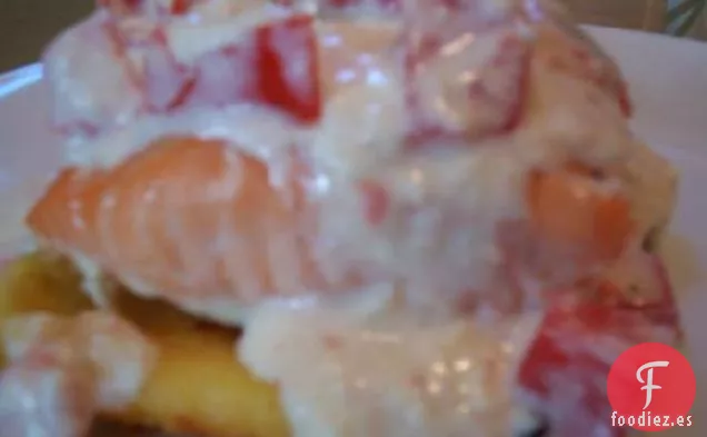 Salmón sobre Pasteles De Arenque Con Tomate Alfredo