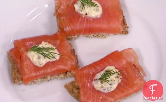 Salmón Ahumado Irlandés en Crostini de Pan Integral con Alioli de Huevo Cocido