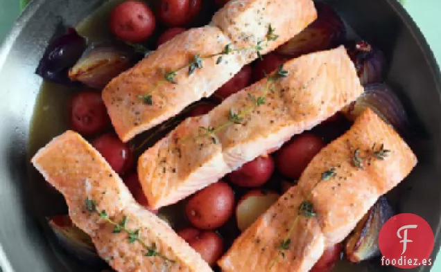 Salmón con Patatas y Cebollas Rojas