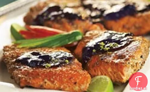 Salmón con Costra de Chipotle con Salsa Triple de Bayas