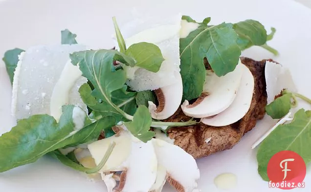 Rebanadas de Carne de Res con Rúcula a Limón y Ensalada de Champiñones