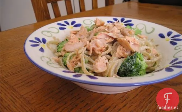 Linguini de Brócoli de Ricota de Salmón de Lisa