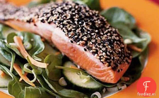 Ensalada de Espinacas Marchitas con Salmón Cubierto de Sésamo