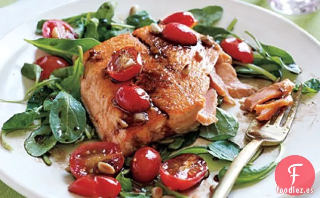 Ensalada de Rúcula y Char Ártica Salteada con Vinagreta de Tomate