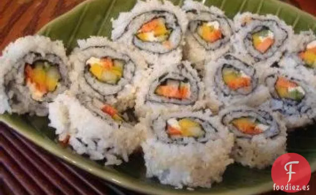 Sushi de Salmón Ahumado y Mango con Salsa Cítrica y Salsa de Soja