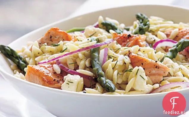 Ensalada de Salmón, Espárragos y Orzo con Vinagreta de Limón y Eneldo