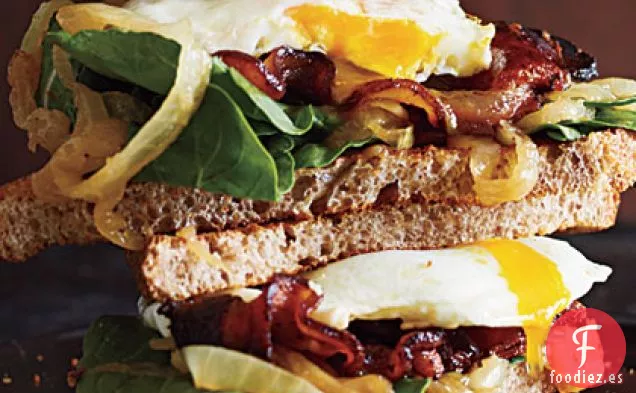 Sándwiches de Huevo y Tocino con Cebolla Caramelizada y Rúcula