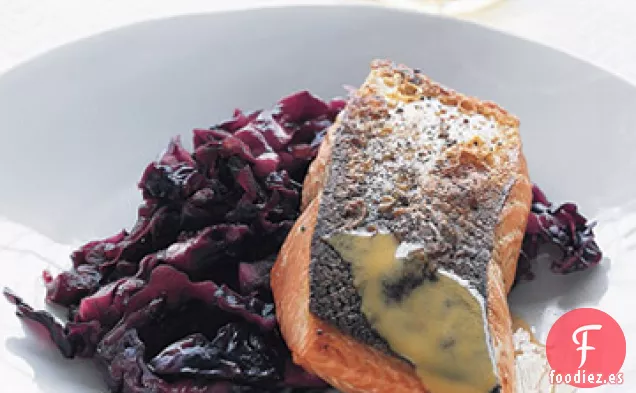 Salmón Crujiente con Repollo Rojo Estofado y Salsa de Mostaza