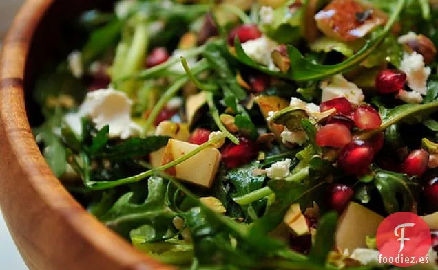 Ensalada De Rúcula, Pera Y Queso De Cabra Con Vinagreta De Granada