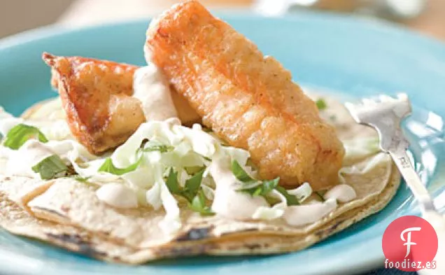 Tacos de Salmón rebozados con Cerveza con Crema Chipotle