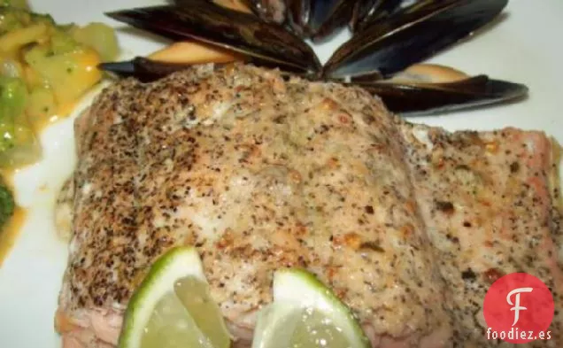 Salmón a la Parrilla Con Pimienta Negra y Frote de Lima