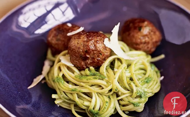 Tagliarini con Pesto de Rúcula de Almendras y Albóndigas