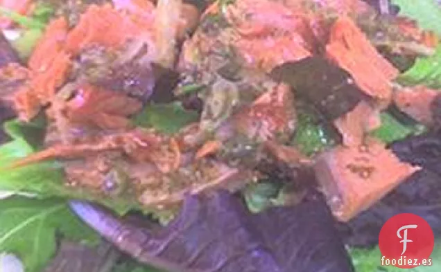 Ensalada de Salmón Ahumado y Berros Con Vinagreta De Alcaparras Y Cebolla Roja