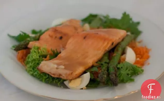 Ensalada de Salmón y Espárragos a la Parrilla