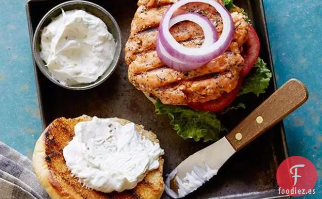 Todo Hamburguesas de Salmón con Crema Agria de Cebolleta y Salsa de Queso Crema