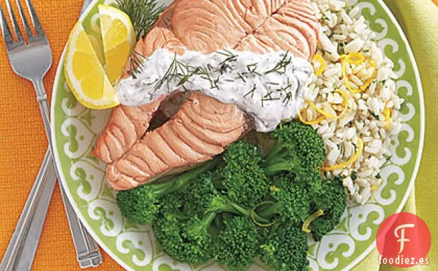 Filetes de Salmón Escalfados con Salsa de Yogur y Eneldo