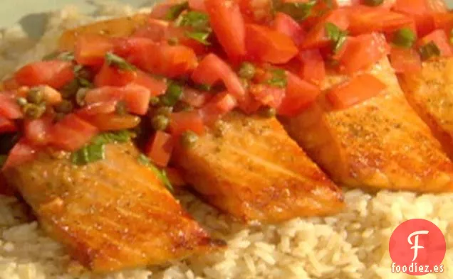 Salmón Salvaje Asado con Tomates, Albahaca y Alcaparras, Coliflor con Costra de Queso Parmesano y Arroz