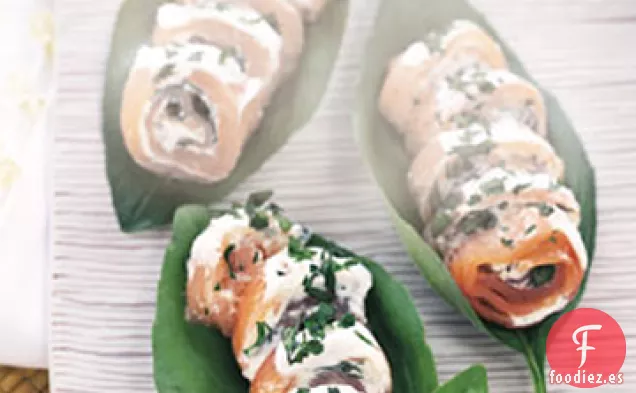 Rollos de Salmón Ahumado y Albahaca con Crema Fresca