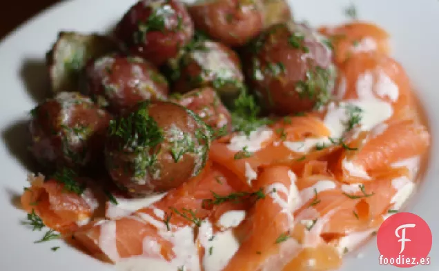 Cena de esta noche: Ensalada de Patatas con Salmón Ahumado y Crema Fresca de Rábano Picante