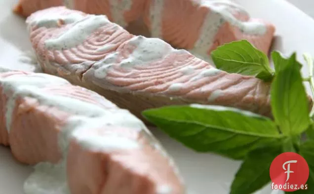 Salmón Escalfado de Jengibre con Crema de Albahaca y Lima