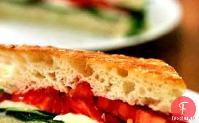 Rúcula, Mozzarella, Tomate Sobre Focaccia