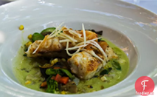 Pargo Rojo De Coco Y Jalapeño Con Puré De Frijoles Negros De Plátano