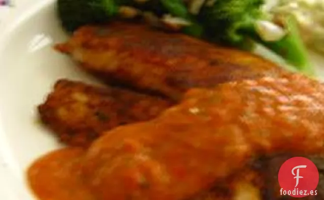 Tilapia Frita con Salsa de Tomate y Pimiento Rojo