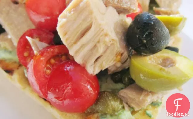 Tostadas de Niçoise con Atún Fresco y Tomates