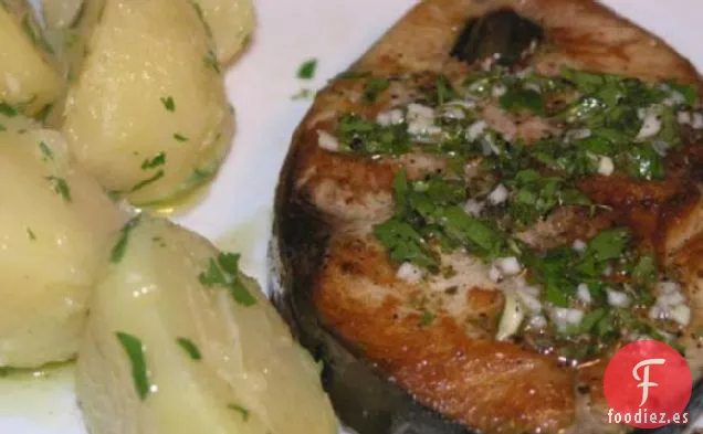 Filete De Atún Con Salsa Dálmata De Limón y Ajo