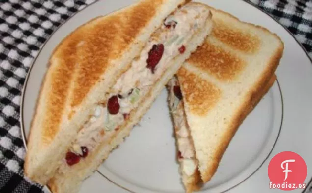 Sandwich de Ensalada de Atún de Arándano