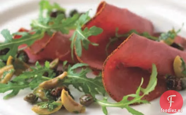 Ensalada De Carne De Res Y Rúcula En Rodajas Con Salsa De Aceitunas Verdes Y Pasas
