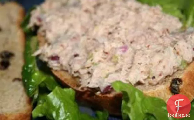 Sándwich De Ensalada De Atún Con Pan De Pasas