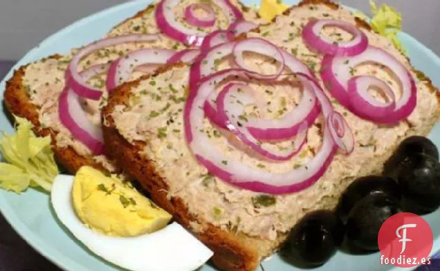 Sándwiches de Pan de Centeno Con Atún, Encurtidos y Queso Crema